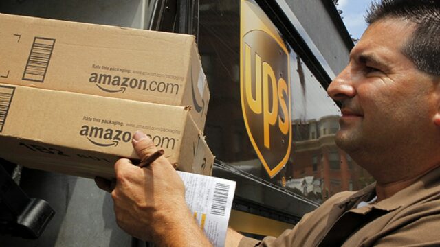 Pacotes deslizam por uma rampa após serem escaneados nas instalações de inspeção de correio internacional da Alfândega e Proteção de Fronteiras dos EUA, no Aeroporto Internacional O'Hare de Chicago, nos EUA