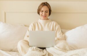 Ugg! Sonhos descalços! Nordstrom acaba de reduzir nossas marcas aconchegantes favoritas Peças Antigas da Marinha