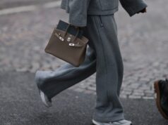 Última chance! A promoção de fim de ano da Cosy Earth está no ar por apenas alguns dias BERLIM, ALEMANHA - 25 DE NOVEMBRO: Laura Noltemeyer é vista vestindo um cardigã de malha bouclé com textura creme e silhueta estruturada e fecho de botão dourado da Massimo Dutti; calça jeans reta azul claro com desbotamento suave em corte clássico da Zara; botas plataforma de couro marrom escuro e cinza com detalhes em monograma e sola de borracha grossa e detalhes em camurça da Louis Vuitton; uma bolsa de couro branco estruturado com alça superior em tecido intrecciato e silhueta trapézio chamada “Intrecciato Tote” da Bottega Veneta; brincos grossos de ouro escultural da Zara; seu cabelo castanho escuro está solto, liso e repartido ao meio em 25 de novembro de 2025 em Berlim, Alemanha. (Foto de Moritz Scholz/Getty Images)