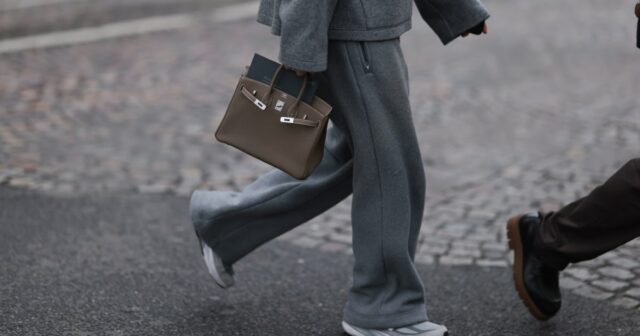 BERLIM, ALEMANHA - 25 DE NOVEMBRO: Laura Noltemeyer é vista vestindo um cardigã de malha bouclé com textura creme e silhueta estruturada e fecho de botão dourado da Massimo Dutti; calça jeans reta azul claro com desbotamento suave em corte clássico da Zara; botas plataforma de couro marrom escuro e cinza com detalhes em monograma e sola de borracha grossa e detalhes em camurça da Louis Vuitton; uma bolsa de couro branco estruturado com alça superior em tecido intrecciato e silhueta trapézio chamada “Intrecciato Tote” da Bottega Veneta; brincos grossos de ouro escultural da Zara; seu cabelo castanho escuro está solto, liso e repartido ao meio em 25 de novembro de 2025 em Berlim, Alemanha. (Foto de Moritz Scholz/Getty Images)