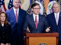 Um Partido Republicano dividido avança na mensagem de saúde – sem plano para lidar com o aumento dos prêmios A senadora Susan Collins é vista no metrô do Senado na terça-feira. -Tom Williams/CQ-Roll Call, Inc./Getty Images