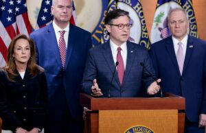 Um Partido Republicano dividido avança na mensagem de saúde – sem plano para lidar com o aumento dos prêmios A senadora Susan Collins é vista no metrô do Senado na terça-feira. -Tom Williams/CQ-Roll Call, Inc./Getty Images