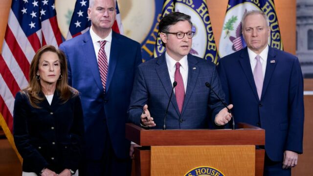 Um Partido Republicano dividido avança na mensagem de saúde - A senadora Susan Collins é vista no metrô do Senado na terça-feira. -Tom Williams/CQ-Roll Call, Inc./Getty Images