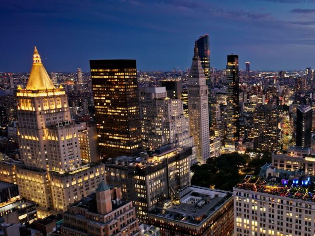 Um consultor para pessoas ricas que se aposentaram cedo explica por que ele acha que 401ks são uma 'prisão monetária' e onde ele diz aos clientes para investirem
