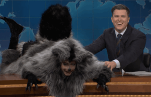 Um guaxinim bêbado tenta ficar com Colin Jost e comer cocô em uma ‘atualização de fim de semana’ desequilibrada Um guaxinim bêbado tenta ficar com Colin Jost e comer cocô em uma 'atualização de fim de semana' desequilibrada