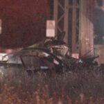 Um homem morreu e dois ficaram feridos após carro bater em poste em Vitória