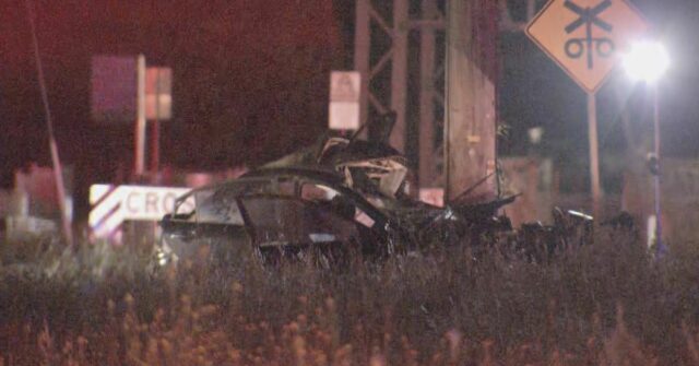 Um homem morreu e dois ficaram feridos após carro bater Um homem morreu e dois ficaram feridos após carro bater em poste em Vitória