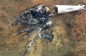 Um morto após dois helicópteros colidirem em pleno ar Um morto após dois helicópteros colidirem em pleno ar