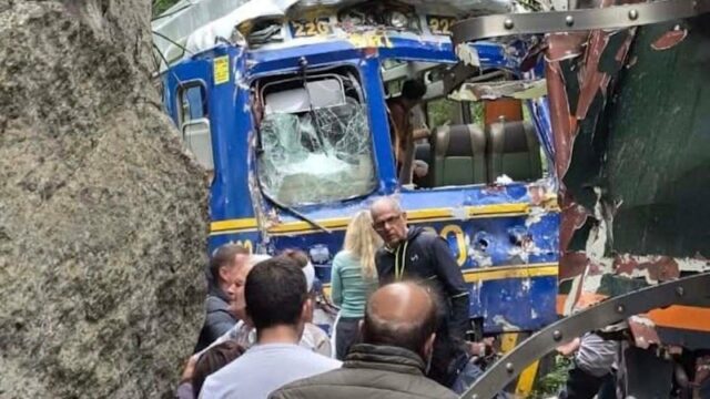 Um morto e turistas entre feridos em acidente de trem Um acidente de trem frontal na rota que atende Machu Picchu, no Peru, deixou um morto e pelo menos 40 feridos, incluindo turistas estrangeiros.