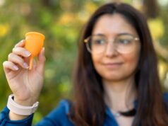 Um pequeno passo para períodos no espaço, um salto gigante para pesquisas em missões espaciais de longo prazo Uma mulher com um traje espacial azul flutua na cabine de um ônibus espacial.