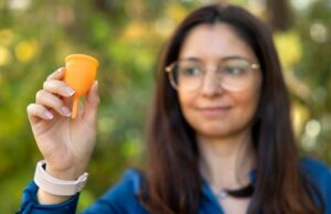 Um pequeno passo para períodos no espaço, um salto gigante para pesquisas em missões espaciais de longo prazo Uma mulher com um traje espacial azul flutua na cabine de um ônibus espacial.