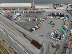 Um polêmico desenvolvimento portuário de Oakland avança depois que a cidade perde a ‘guerra do carvão’ Phil Tagami, desenvolvedor de Oakland e CEO do California Capital Investment Group, e diretor e executivo da Concord First Partners, volta ao seu assento durante a apresentação de desenvolvimento da Estação de Armas Navais perante o Conselho Municipal de Concord em Concord, Califórnia, no sábado, 7 de janeiro de 2023. (Ray Chavez/Bay Area News Group)