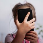 Um smartphone antes dos 12 anos pode trazer riscos à saúde, diz estudo dos EUA