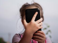 Um smartphone antes dos 12 anos pode trazer riscos à saúde, diz estudo dos EUA Um smartphone antes dos 12 anos pode trazer riscos à saúde, diz estudo dos EUA