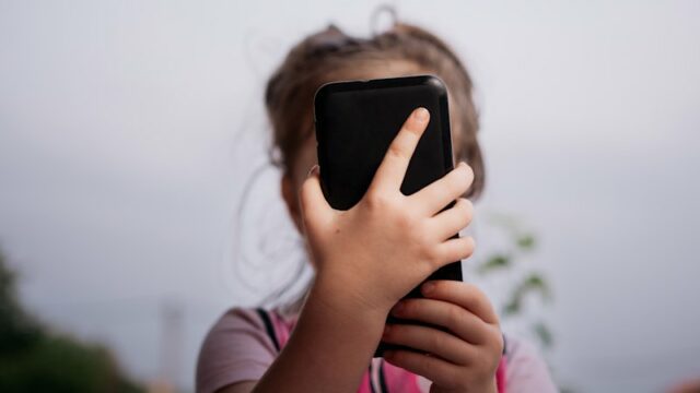 Um smartphone antes dos 12 anos pode trazer riscos à saúde, diz estudo dos EUA
