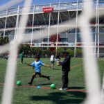 Uma batalha entre os pais do futebol e a NFL eclodiu durante o Super Bowl 50. Uma década depois, Santa Clara está tentando garantir que isso não aconteça novamente.