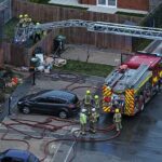 Uma criança morreu e outra está no hospital após um incêndio em uma casa em Ashford, Kent