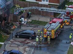 Uma criança morreu e outra está no hospital após incêndio em casa Uma criança morreu e outra está no hospital após um incêndio em uma casa em Ashford, Kent