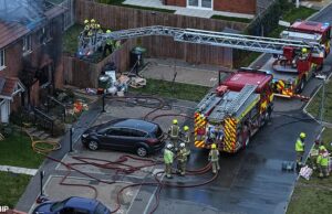 Uma criança morreu e outra está no hospital após incêndio em casa Uma criança morreu e outra está no hospital após um incêndio em uma casa em Ashford, Kent