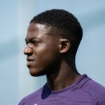 O técnico do Manchester United, Ruben Amorim, conversa com Kobbie Mainoo durante a partida de futebol da Premier League entre Liverpool e Manchester United em Anfield, em Liverpool, Inglaterra, em 2025.