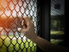 Uma garota desaparecida apareceu em um site de tráfico sexual. Então a polícia de Oakland se disfarçou e ordenou que ela Uma garota desaparecida apareceu em um site de tráfico sexual. Então a polícia de Oakland se disfarçou e ordenou que ela