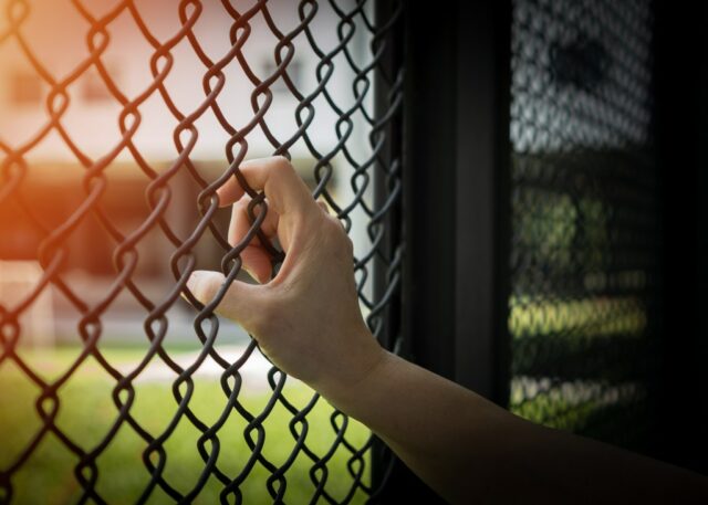 Uma garota desaparecida apareceu em um site de tráfico sexual. Uma garota desaparecida apareceu em um site de tráfico sexual. Então a polícia de Oakland se disfarçou e ordenou que ela