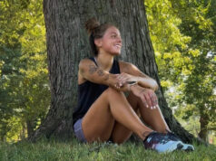 Uma maratonista de 31 anos pensou que tinha norovírus. Ela foi diagnosticada com câncer de cólon em estágio 3. Katelyn Jonozzo com porta para tratamento de câncer