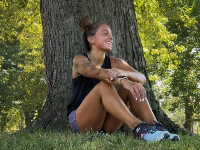 Katelyn Jonozzo com porta para tratamento de câncer