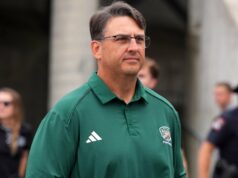 Universidade de Ohio. Treinador de futebol foi colocado de licença abruptamente no meio do dia de trabalho Leslie Caudill Turner, esposa do treinador desaparecido da escola secundária da Virgínia, Travis Turner, aborda o misterioso desaparecimento do marido 4