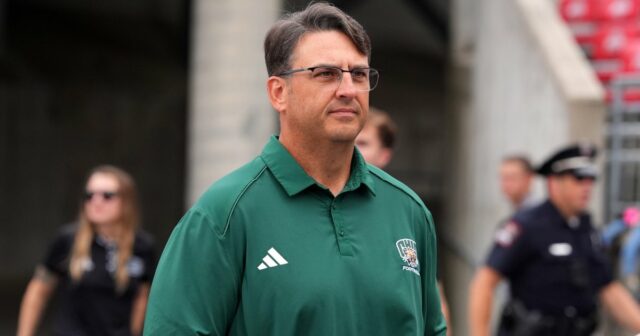 Universidade de Ohio. Treinador de futebol foi colocado de licença Leslie Caudill Turner, esposa do treinador desaparecido da escola secundária da Virgínia, Travis Turner, aborda o misterioso desaparecimento do marido 4