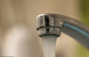 Use fronhas, filtros de café ou lençóis para fazer água potável em caso de apagões “instantâneos” no Reino Unido, alertam os principais médicos do Reino Unido Os britânicos serão incentivados a usar fronhas, lençóis ou filtros de café para produzir água potável no caso de um apagão prolongado no Reino Unido