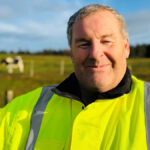 Blocos de Lego azuis e cinzas que foram usados ​​para criar um projeto de construção.