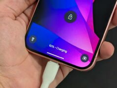 Usei esse novo recurso do Android todos os dias antes de desistir para sempre Etiqueta Qi2 com carregador na parte traseira de um telefone em um fundo azul claro e médio