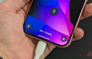 Usei esse novo recurso do Android todos os dias antes de desistir para sempre Etiqueta Qi2 com carregador na parte traseira de um telefone em um fundo azul claro e médio