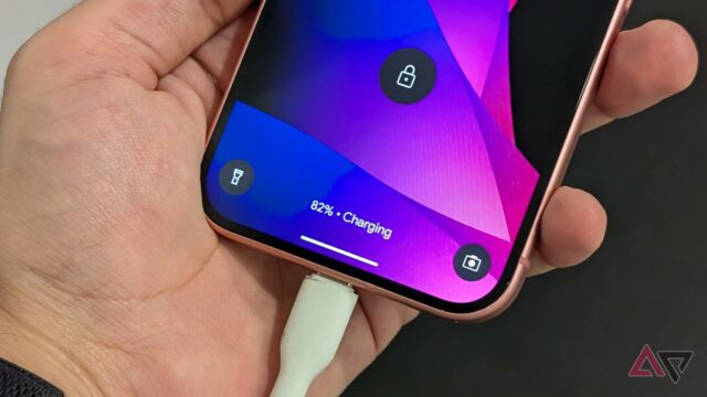 Usei esse novo recurso do Android todos os dias antes Etiqueta Qi2 com carregador na parte traseira de um telefone em um fundo azul claro e médio