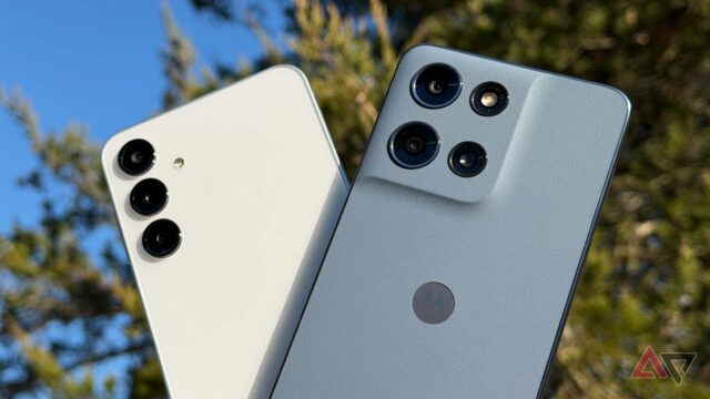 Moto G 2026 encostado em um laço vermelho