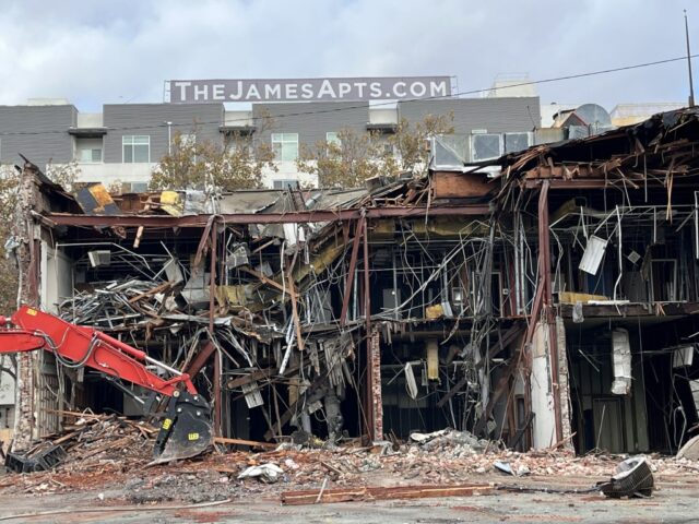 Parte traseira de um edifício parcialmente demolido nos números 39, 45 e 49 da North First Street, no centro de San Jose, visto em 20 de novembro de 2025. (Robert Summa/Bay Area News Group)