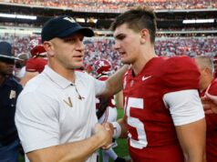 Vanderbilt está supostamente se preparando para um possível jogo no sábado Clark Lea of the Vanderbilt Commodores talks with Ty Simpson #15 of the Alabama Crimson Tide