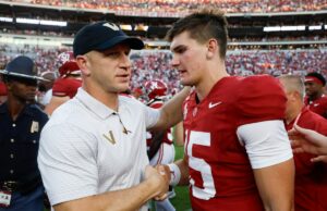Vanderbilt está supostamente se preparando para um possível jogo no sábado Clark Lea of the Vanderbilt Commodores talks with Ty Simpson #15 of the Alabama Crimson Tide