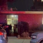 Policiais se reúnem em frente ao campus da Brown University, em Providence.