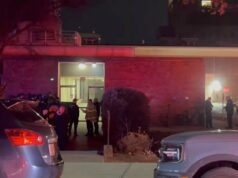 Várias vítimas de tiros relatadas em tiroteio na Universidade Brown dos EUA Policiais se reúnem em frente ao campus da Brown University, em Providence.