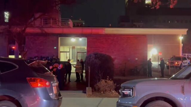 Várias vítimas de tiros relatadas em tiroteio na Universidade Brown Policiais se reúnem em frente ao campus da Brown University, em Providence.