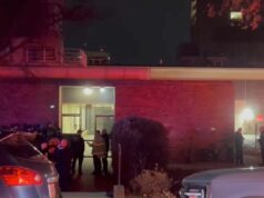 Várias vítimas relatadas em tiroteio na universidade da Ivy League Nesta imagem de vídeo, policiais se reúnem fora do campus da Brown University em Providence, RI, no sábado, 13 de dezembro de 2025. (AP Photo/Kimberlee Kruesi)