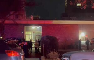 Várias vítimas relatadas em tiroteio na universidade da Ivy League Nesta imagem de vídeo, policiais se reúnem fora do campus da Brown University em Providence, RI, no sábado, 13 de dezembro de 2025. (AP Photo/Kimberlee Kruesi)