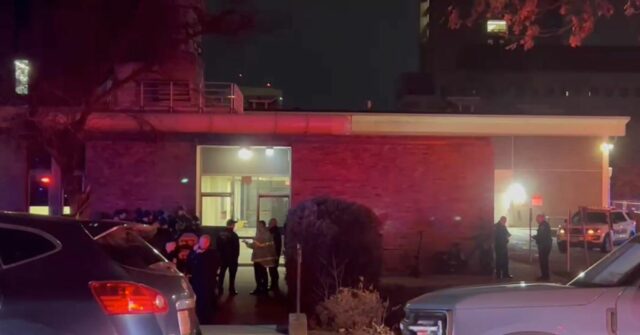 Várias vítimas relatadas em tiroteio na universidade da Ivy League Nesta imagem de vídeo, policiais se reúnem fora do campus da Brown University em Providence, RI, no sábado, 13 de dezembro de 2025. (AP Photo/Kimberlee Kruesi)