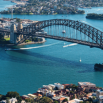 Trabalhadores de limpeza são vistos realizando manutenção em uma tubulação de esgoto em Wentworth Park.