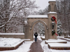 Veja como MCCSC, IU e outros decidem se cancelarão as aulas por causa da neve. Uma pessoa atravessa Sample Gates no campus da Universidade de Indiana na terça-feira, 2 de dezembro de 2025,