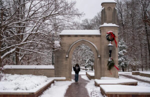 Veja como MCCSC, IU e outros decidem se cancelarão as aulas por causa da neve. Uma pessoa atravessa Sample Gates no campus da Universidade de Indiana na terça-feira, 2 de dezembro de 2025,