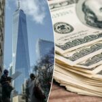 Pessoas caminham perto do World Trade Center, em Nova York.