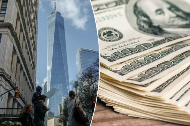Pessoas caminham perto do World Trade Center, em Nova York.